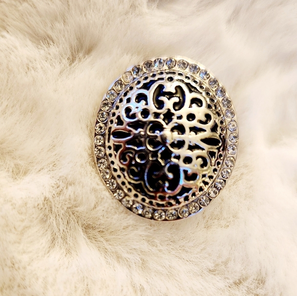 Lia Sophia "Antiquity" Ring with cut crystal - Picture 5 of 7